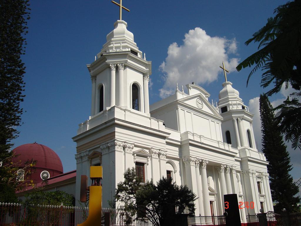 Hotel Santamaria Airport North / Alajuela Downtown Bagian luar foto